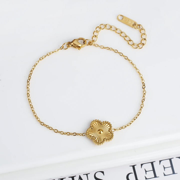 DoradoEncanto: Pulsera Ajustable de Trébol de Cinco Hojas