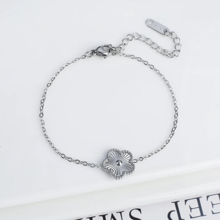 DoradoEncanto: Pulsera Ajustable de Trébol de Cinco Hojas