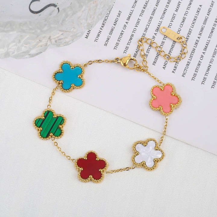 DoradoEncanto: Pulsera Ajustable de Trébol de Cinco Hojas